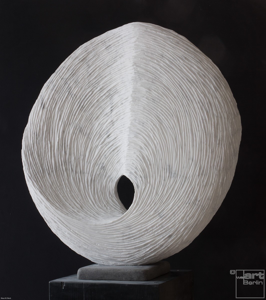 Circleloop, Stein Skulptur aus Marmor von Bildhauer Klaus W. Rieck