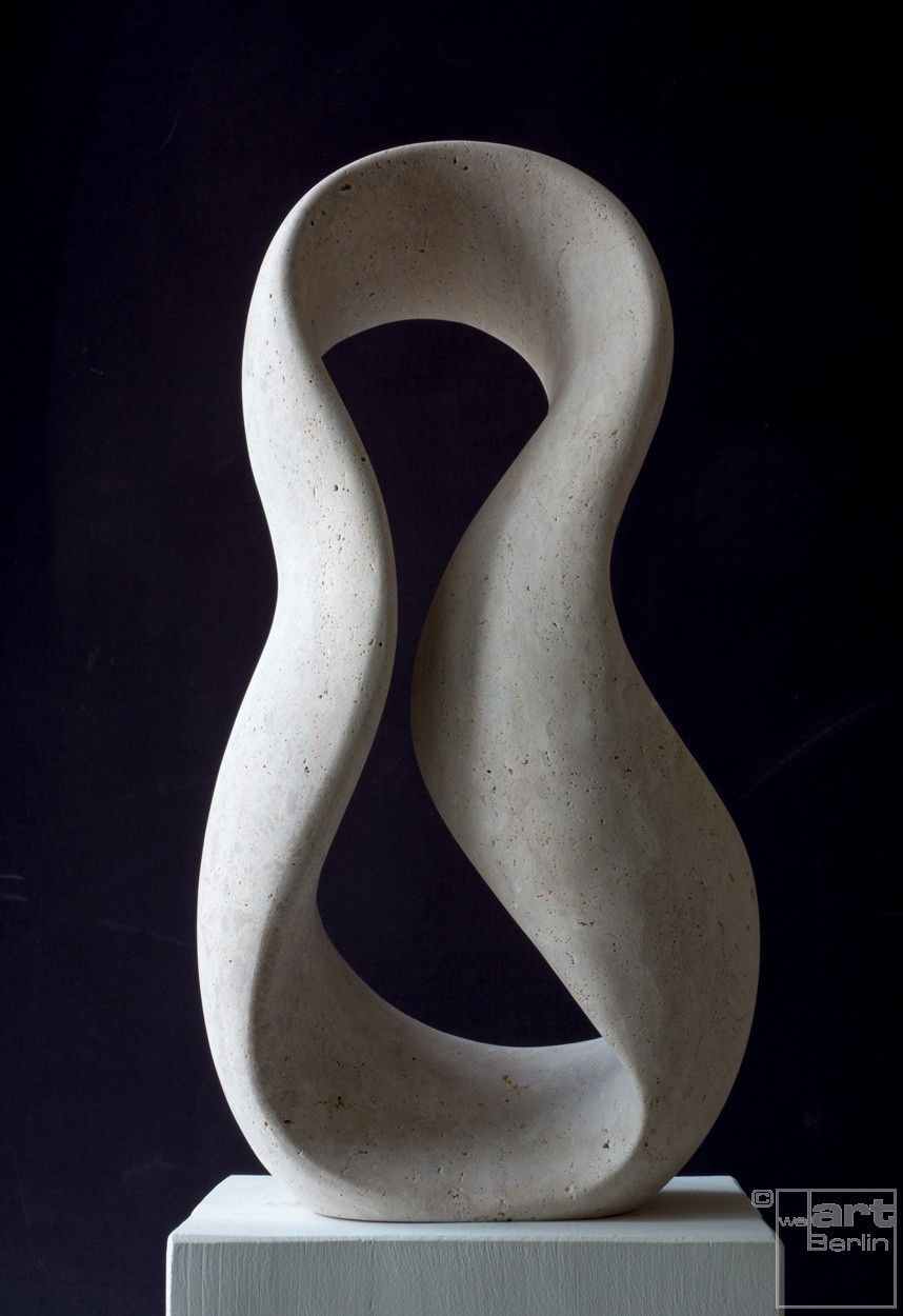Giro, frontal, aus Travertin, Stein Skulptur von Bildhauer Klaus W. Rieck