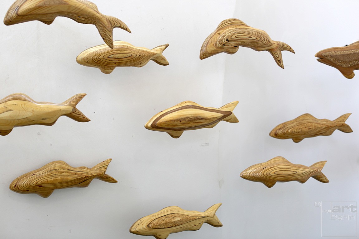 Forellenschwarm (aus 5) | Künstler Marek Schovanek | Fisch Plastiken aus Holz, Beispielansicht der Installation an der Wand
