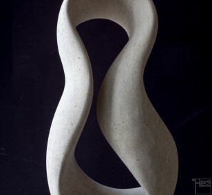 Giro, frontal, aus Travertin, Stein Skulptur von Bildhauer Klaus W. Rieck