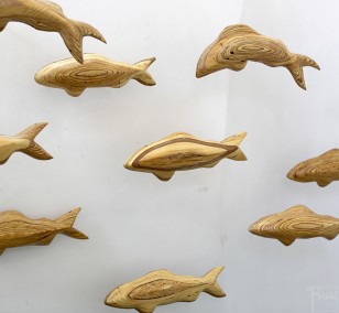 Forellenschwarm (aus 5) | Künstler Marek Schovanek | Fisch Plastiken aus Holz, Beispielansicht der Installation an der Wand