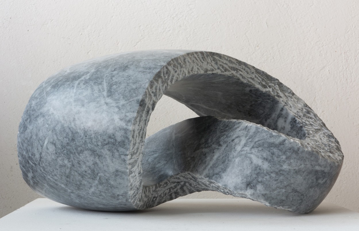Kurve, von rechts | Skulptur von Klaus W. Rieck | Marmor, Stein