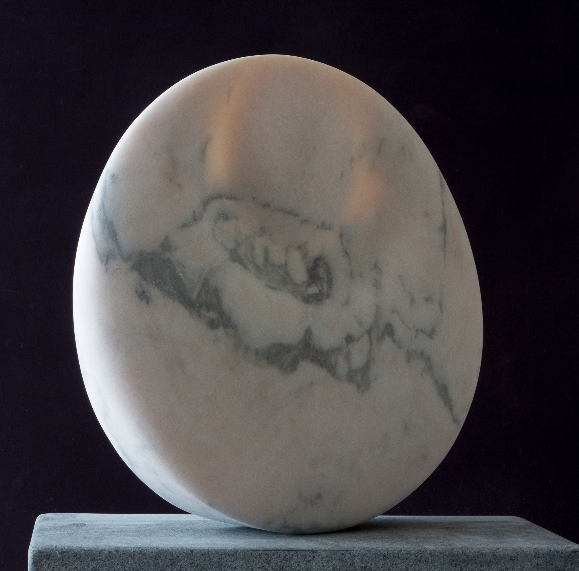 Mondstein, aus Marmor, Stein Skulptur von Bildhauer Klaus W. Rieck