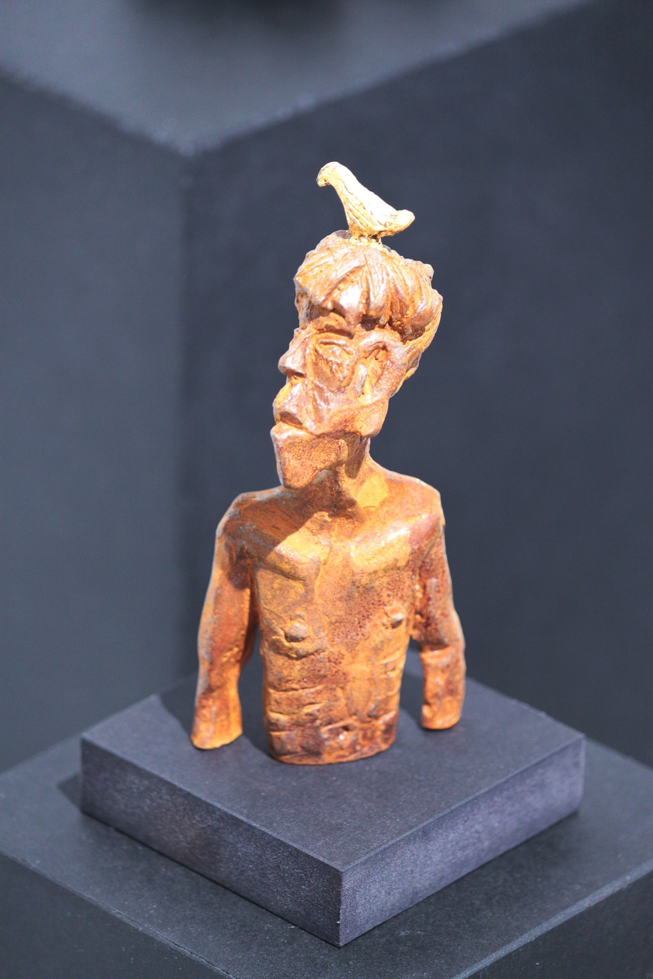 Nesthocker - Eisen Plastik mit Blattgold, Skulptur von Tim David Trillsam, Edition (2)