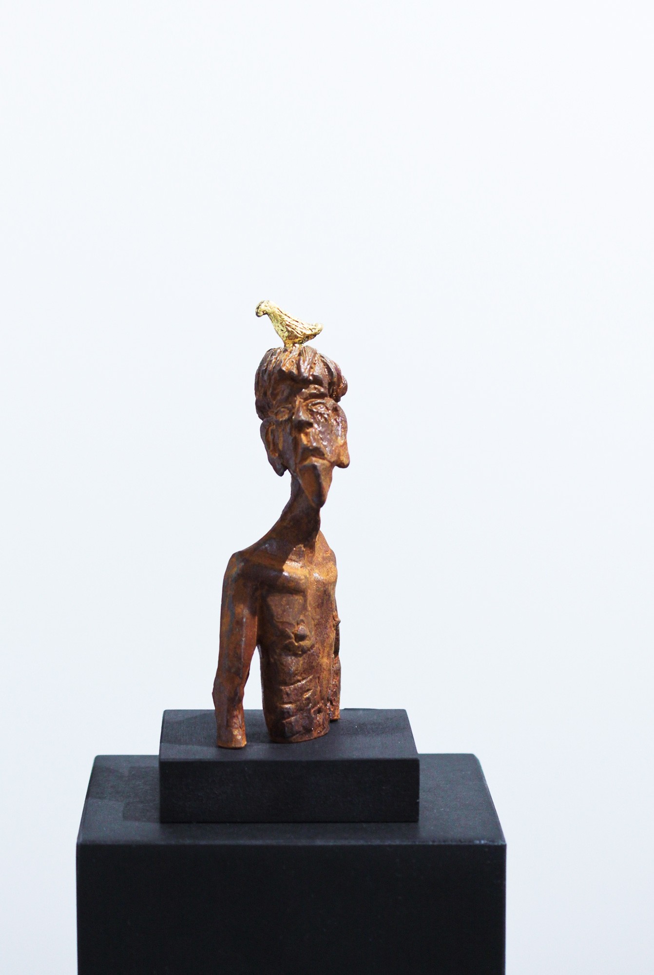 Nesthocker - Eisen Plastik mit Blattgold, Skulptur von Tim David Trillsam, Edition (1)