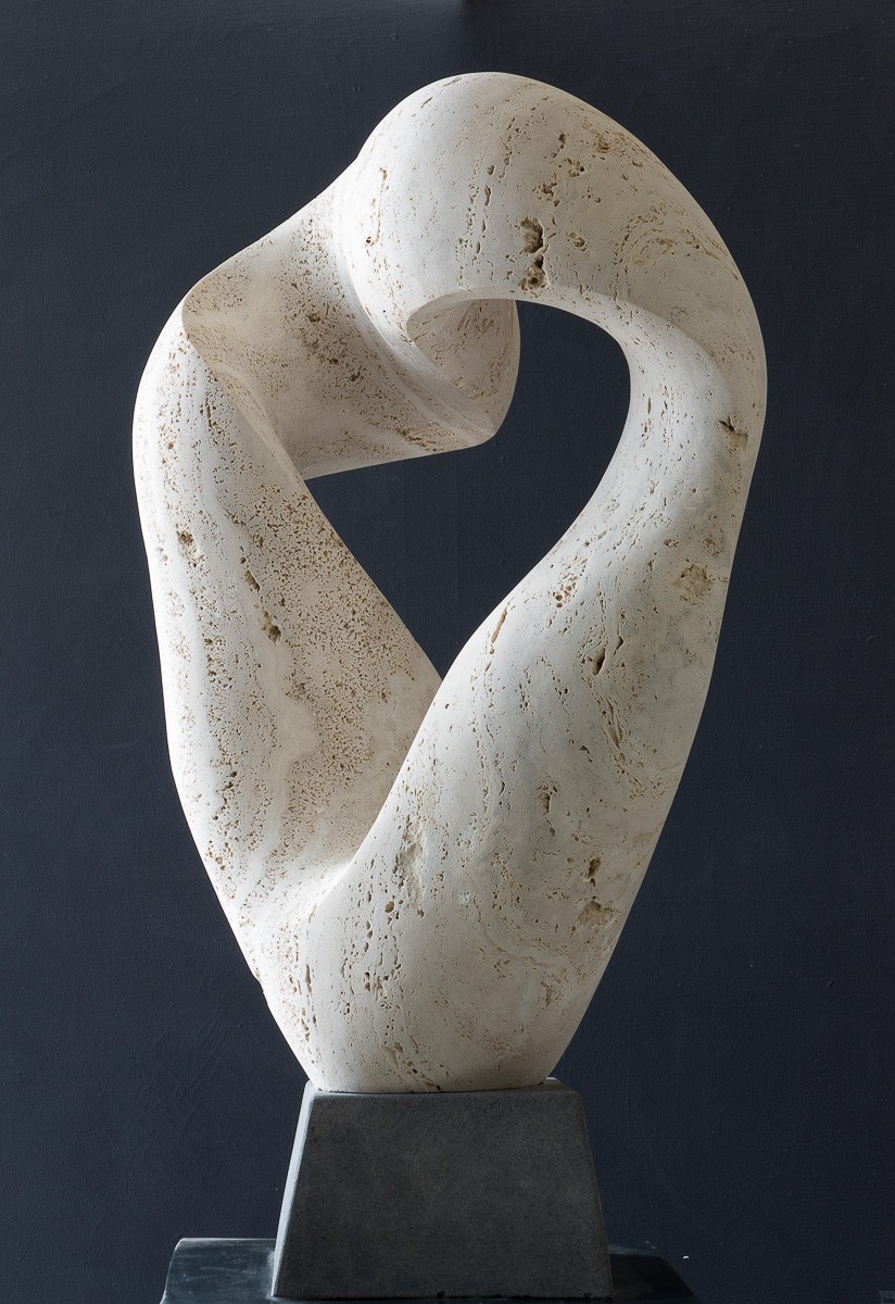 Flow, Stein Skulptur aus Travertin von Bildhauer Klaus W. Rieck