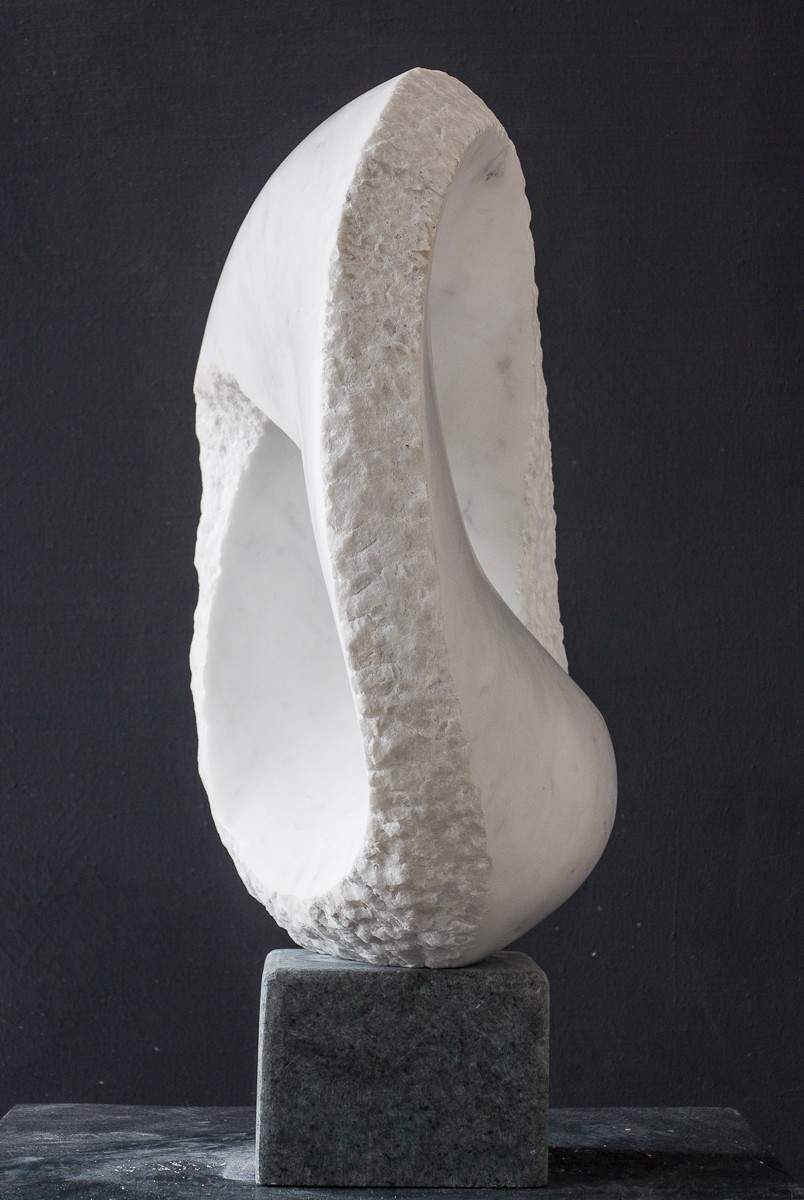Carrara, Marmor Stein Skulptur von Bildhauer Klaus W. Rieck - seitlich