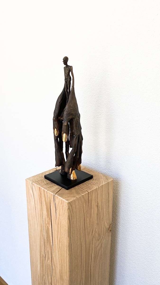 Handlanger - Bronze, Skulptur von Tim David Trillsam, Edition, Sockel Eiche
