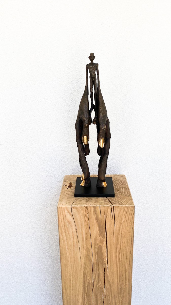 Handlanger - Bronze, Skulptur von Tim David Trillsam, Edition mit Sockel Eiche