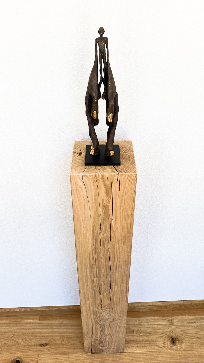 Handlanger - Bronze, Skulptur von Tim David Trillsam, Edition mit Eichensockel