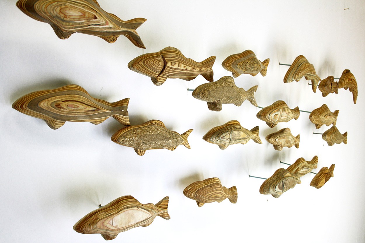 Forellenschwarm (aus 19) | Künstler Marek Schovanek | Fisch Plastiken aus Holz, Beispielansicht der Installation an der Wand