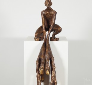 Der Kantenhocker - Bronze Plastik, Skulptur von Tim David Trillsam, Edition