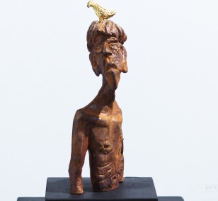 Nesthocker - Eisen Plastik mit Blattgold, Skulptur von Tim David Trillsam, Edition
