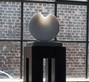 Somnambula with base | Marble Sculpture by Klaus W. Rieck, unique piece