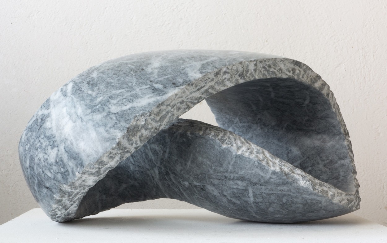Kurve, von links | Skulptur von Klaus W. Rieck | Marmor, Stein