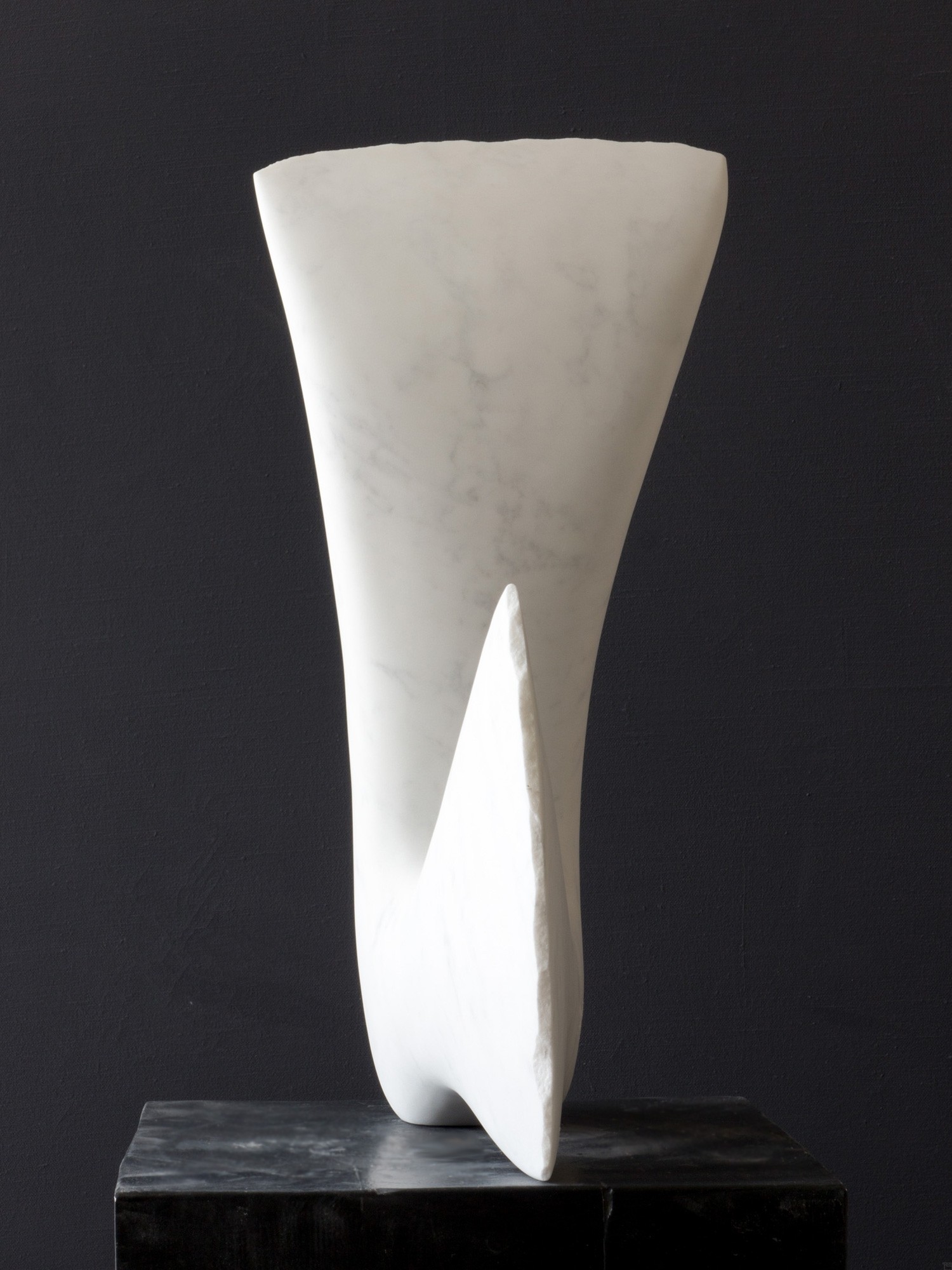 Leda, Stone sculpture, Marble by sculptor Klaus W. Rieck 05