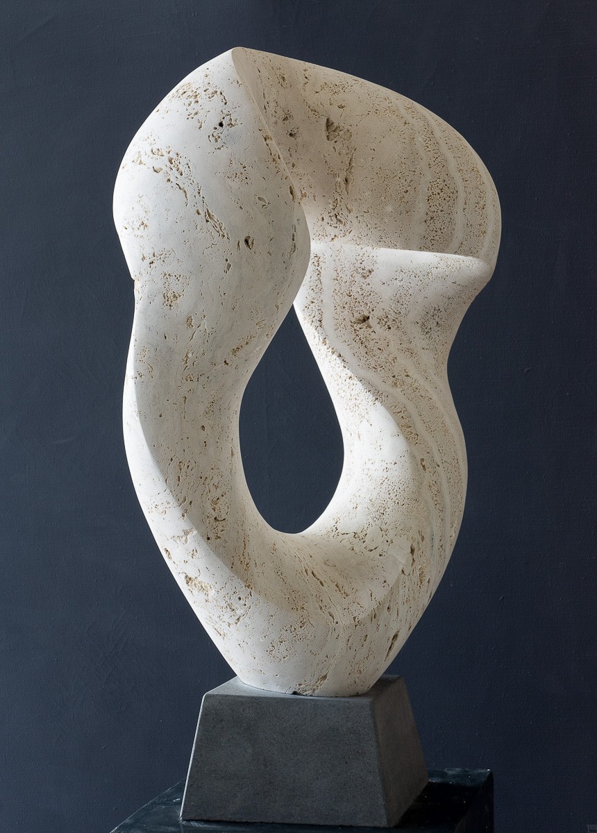 Flow, Stein Skulptur aus Travertin von Bildhauer Klaus W. Rieck, hinten