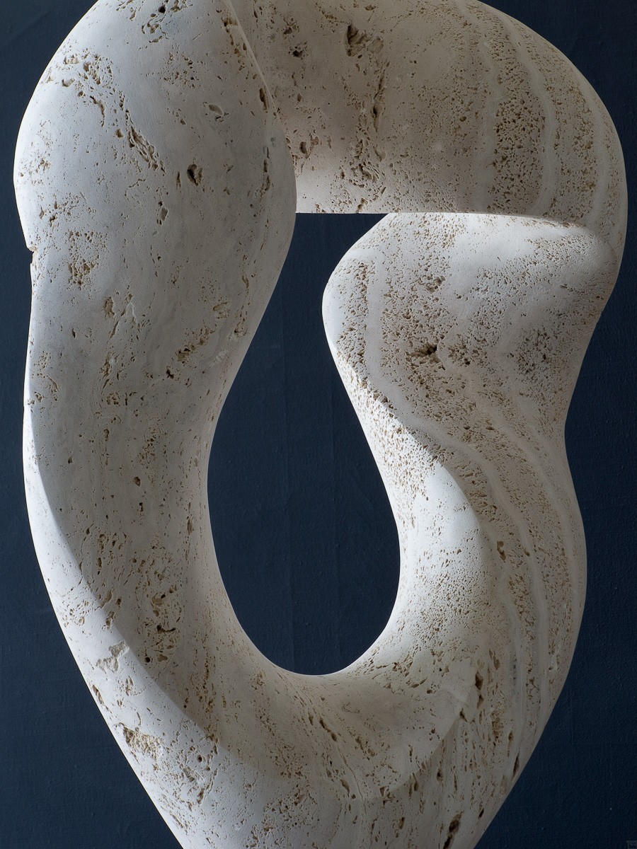 Flow, Stein Skulptur aus Travertin von Bildhauer Klaus W. Rieck, Detail
