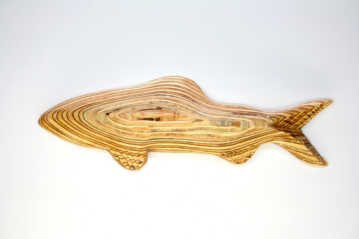 Wandinstallation Forellenschwarm (aus 3) | Künstler Marek Schovanek | Einzelansicht Fisch Plastik 3 aus Holz