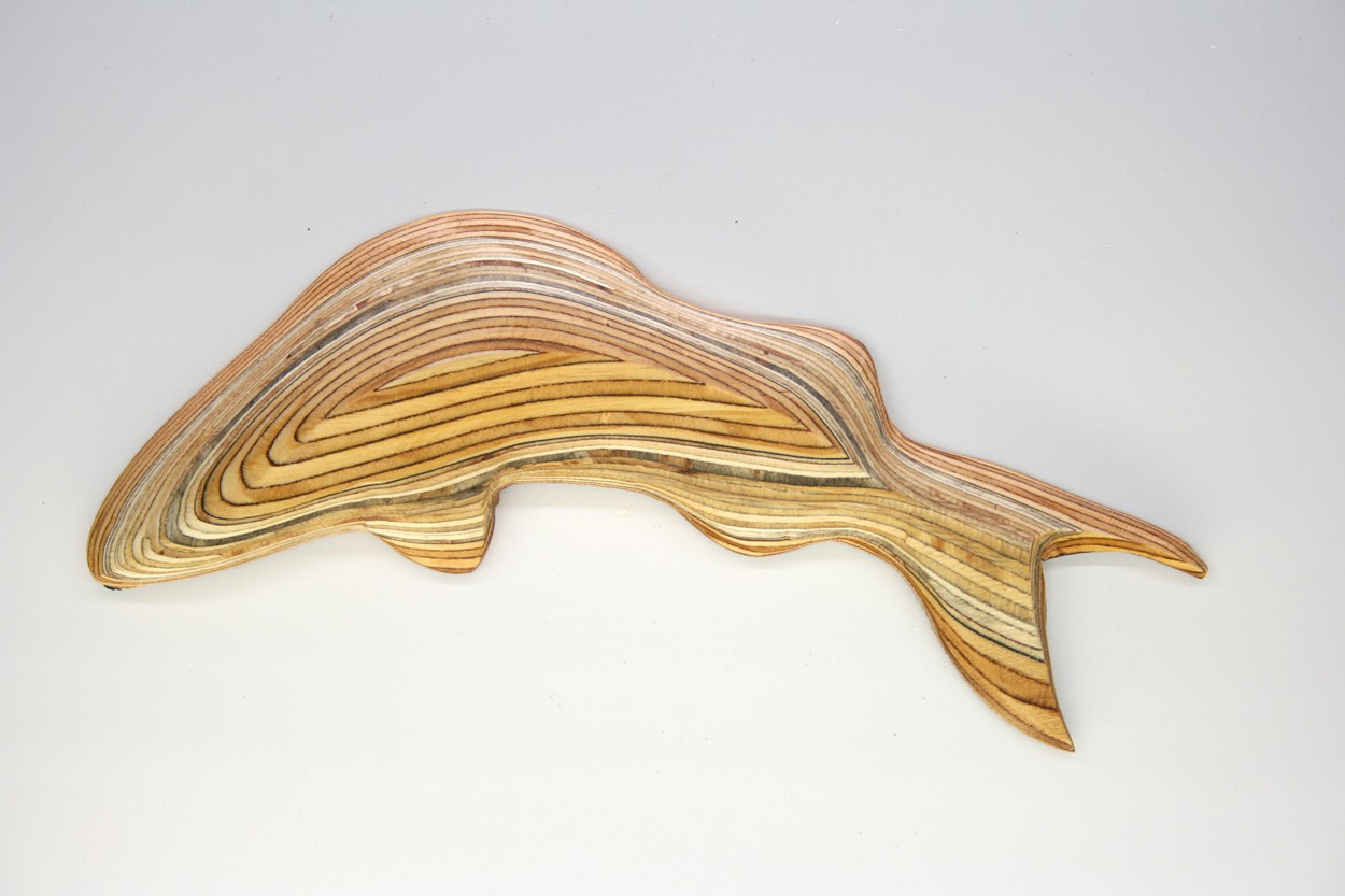 Wandinstallation Forellenschwarm (aus 3) | Künstler Marek Schovanek | Einzelansicht Fisch Plastik 2 aus Holz