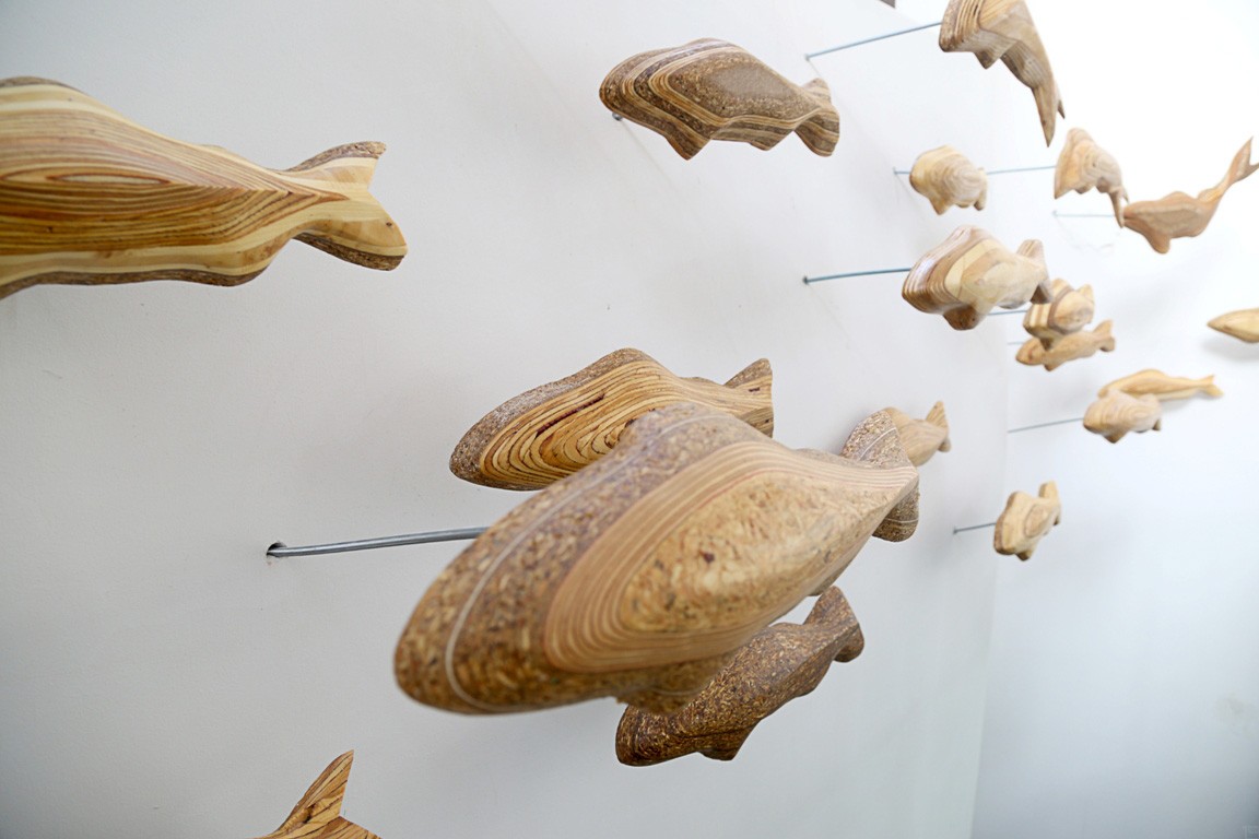 Forellenschwarm (aus 19) | Künstler Marek Schovanek | Fisch Plastiken aus Holz, Beispielansicht der Befestigung der Installation an der Wand